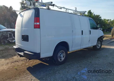 2019 Chevrolet Express 2500 Work Van z USA, uszkodzony, nr VIN 1GCWGAFP6K1349578